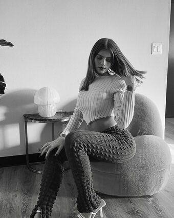AAri Nahé Úniky OnlyFans Fotka 8