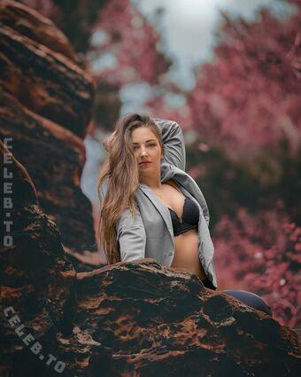 Alina Hell Nahé Úniky OnlyFans Fotka 3