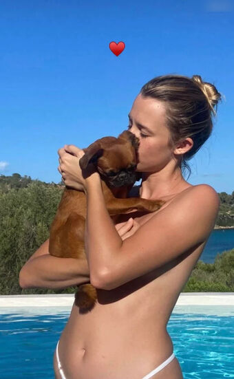 Angèle Nahé Úniky OnlyFans Fotka 9