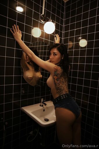 Ava.R Nahé Úniky OnlyFans Fotka 23