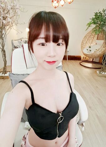 BJ Apple 사과 Nahé Úniky OnlyFans Fotka 17