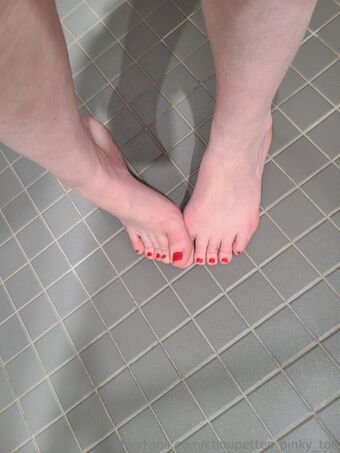 choupettes_pinky_toe