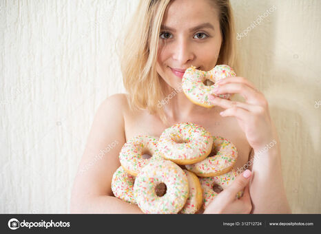 Donuts Nahé Úniky OnlyFans Fotka 2