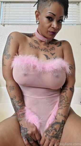 Edaqueenbee Nahé Úniky OnlyFans Fotka 2