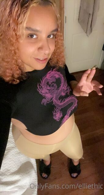 elliethic Nahé Úniky OnlyFans Fotka 2