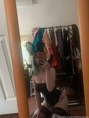emyours Nahé Úniky OnlyFans Fotka 1