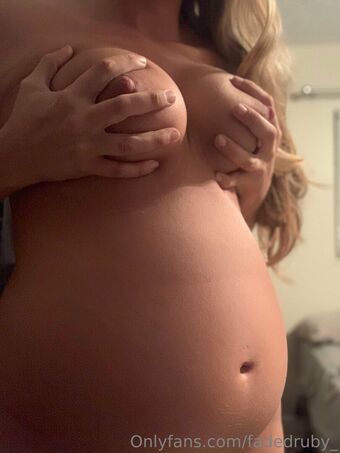 fadedruby_ Nahé Úniky OnlyFans Fotka 5