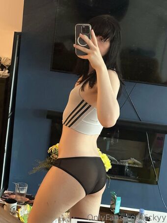 ickyypeach Nahé Úniky OnlyFans Fotka 8