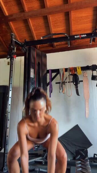 Isis Valverde