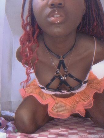jam.bee Nahé Úniky OnlyFans Fotka 4
