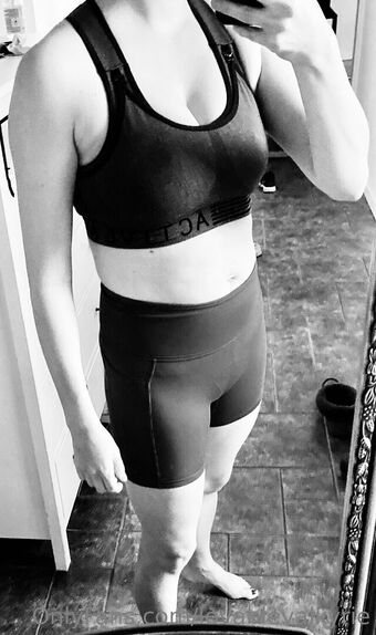 lovablevalkyrie Nahé Úniky OnlyFans Fotka 1