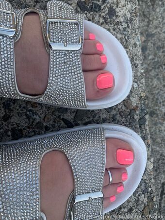 officialbarefeetblonde