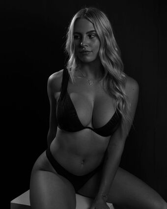 Ruby Warren Nahé Úniky OnlyFans Fotka 6