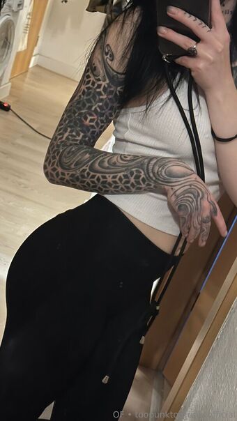 st.hell Nahé Úniky OnlyFans Fotka 24
