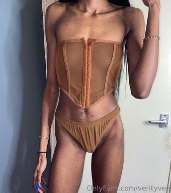 verityvee Nahé Úniky OnlyFans Fotka 4