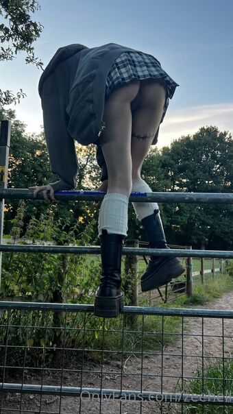 Zee Hell Nahé Úniky OnlyFans Fotka 10